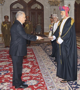 Sa Majesté le Sultan reçoit les lettres de créance de l’ambassadeur syrien 