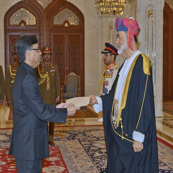 Sa Majesté le Sultan reçoit les lettres de créance de l’ambassadeur de la République de l’Inde