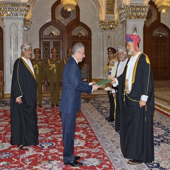 Sa Majesté le Sultan reçoit les lettres de créance de l’ambassadeur syrien