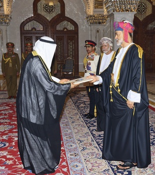 Sa Majesté le Sultan reçoit les lettres de créance de l’ambassadeur du Royaume de Bahreïn