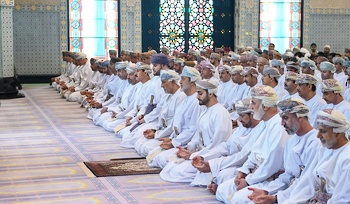 Su Majestad el Sultán realiza la oración del bendito Eid al Fitr en la Mezquita Al Zulfa, el 2 de mayo de 2022