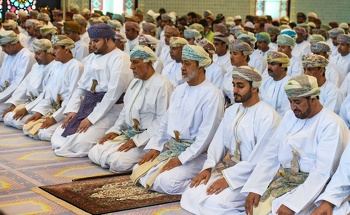 Su Majestad el Sultán realiza la oración del bendito Eid al Fitr en la Mezquita Al Zulfa, el 2 de mayo de 2022