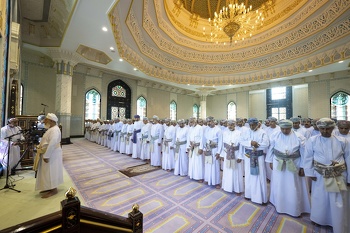 Su Majestad el Sultán realiza la oración del bendito Eid al Fitr en la Mezquita Al Zulfa, el 2 de mayo de 2022