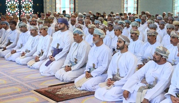 Su Majestad el Sultán realiza la oración del bendito Eid al Fitr en la Mezquita Al Zulfa, el 2 de mayo de 2022