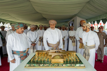 Su Majestad el Sultán preside la ceremonia de colocación de la primera piedra del proyecto del Complejo Cultural de Proyecto del Complejo Cultural Sayyid Tarik bin Taimur