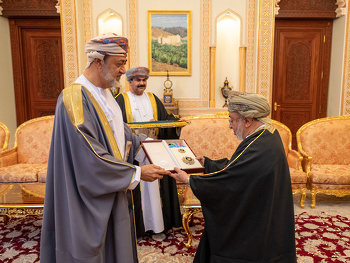 HM confers the Order of Royal Commendation (First Class) to retired Minister Mohammed bin Ali bin Nasser Al Alawi