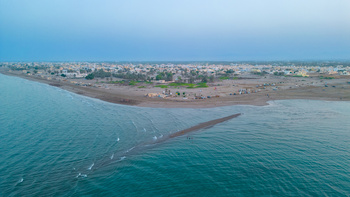 El estuario situado entre Qasabiyat Al Za‘ab y Qasabiyat Al Hawasnah – wilaya de Al Khaburah