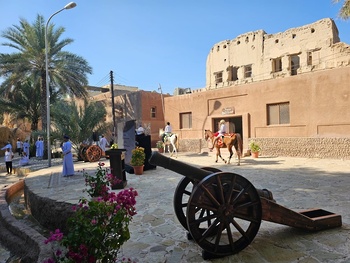 Paseo Turístico “Hujrat Al Sheikh”, wilaya de Wadi Al Ma‘awil
