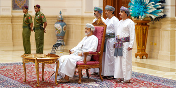 Su Majestad el Sultán se reúne con los jeques de las wilayas de la Gobernación de Al Batinah del Norte, Al Dhahirah y Al Buraimi 