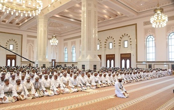 Su Majestad el Sultán realiza la oración del Eid al Fitr en la Mezquita Sayyida Fatima bint Ali — 10/04/2024