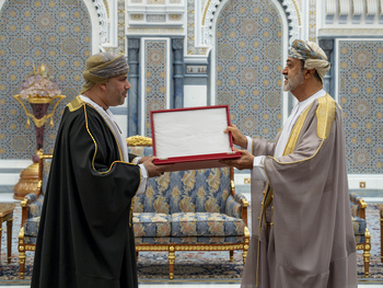 Su Majestad el Sultán concede la Orden Civil de Omán de Segunda Clase a Su Alteza el Sayyid Marwan bin Turki Al Said, Gobernador de Dhofar