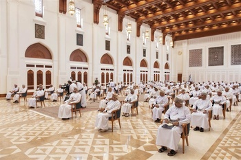 Su Majestad el Sultán se reúne con los jeques de las wilayas de la Gobernación de Sharqiyah del Sur