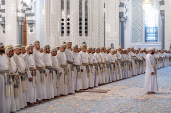 La oración del Eid al Fitr en la Gran Mezquita del Sultán Qaboos, en la Wilaya de Bawshar —31/03/2025