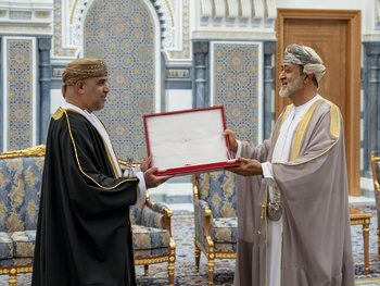 Su Majestad el Sultán concede la Orden Civil de Omán de Segunda Clase al Dr. Khalfan Al Shueili, Ministro de Vivienda y Planificación Urbana 