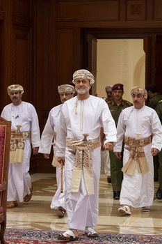 Su Majestad el Sultán se reúne con los jeques de las wilayas de la Gobernación de Sharqiyah del Sur