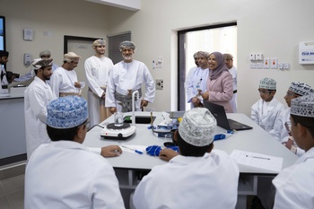 Visita de Su Majestad el Sultán a la Escuela el Sultán Faisal bin Turki para Niños en la Wilaya de Al Amerat
