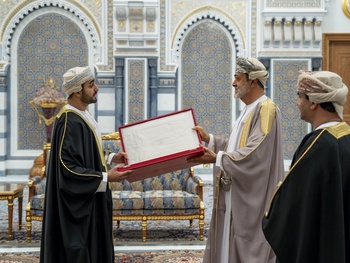 Su Majestad el Sultán otorga la Orden de Omán de Primera Clase a Su Alteza Sayyid Dhi Yazan bin Haitham Al Said, Ministro de Cultura, Deportes y Juventud