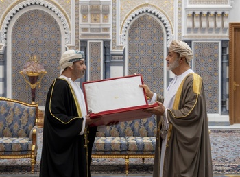Su Majestad el Sultán concede la Orden del Honor Supremo a Su Excelencia Sayyid Hamoud bin Faisal Al Busaidi, Ministro del Interior 
