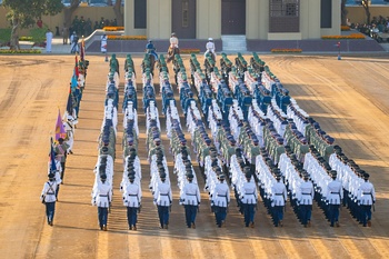 Su Majestad el Sultán, el Comandante Supremo, honra con Su Alto Patrocinio el Gran Desfile Militar con motivo del Día Nacional