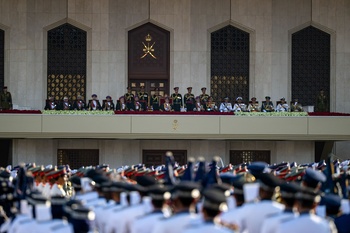 Su Majestad el Sultán, el Comandante Supremo, honra con Su Alto Patrocinio el Gran Desfile Militar con motivo del Día Nacional