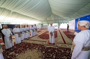 Su Majestad el Sultán se reúne con los jeques y notables de la Gobernación de Musandam 