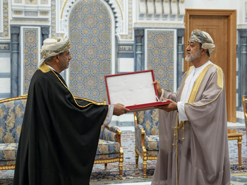 Su Majestad el Sultán concede la Orden Civil de Omán de Segunda Clase al Dr. Saeed Al Saqri, Ministro de Economía