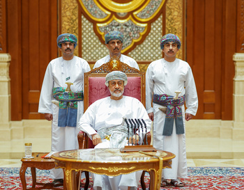 Su Majestad el Sultán se reúne con los jeques de las wilayas de la Gobernación de Al Batinah del Norte, Al Dhahirah y Al Buraimi 