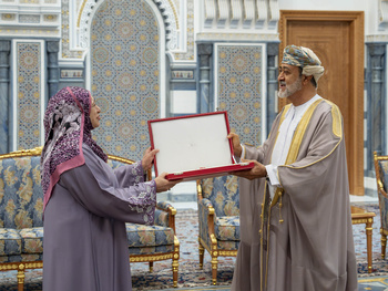 Su Majestad el Sultán concede la Orden Civil de Omán de Segunda Clase a la Dra. Rahma Al Mahrouqi, Ministra de Educación Superior, Investigación Científica e Innovación 