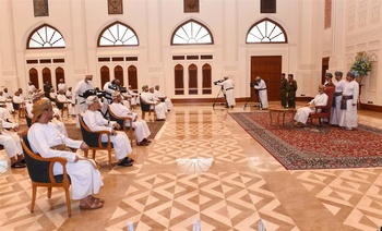 Su Majestad el Sultán se reúne con los jeques de las wilayas de la Gobernación de Al Sharqiyah del Norte 