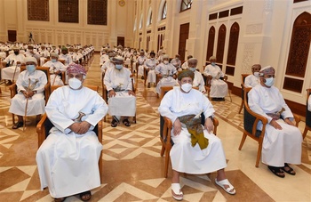 Su Majestad el Sultán se reúne con los jeques de las wilayas de la Gobernación de AL Dakhiliyah y Al Wusta