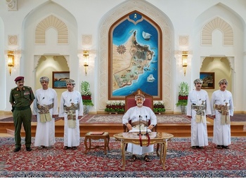 Su Majestad el Sultán se reúne con los jeques de las wilayas de la Gobernación de Dhofar 