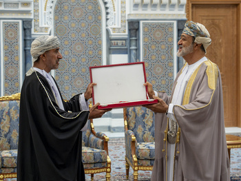 Su Majestad el Sultán concede la Orden Civil de Omán de Segunda Clase al Sheikh Sabaa Al Saadi, Secretario General de Celebraciones Nacionales 