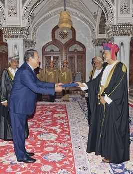 Su Majestad el Sultán acepta las cartas credenciales del Embajador de la República de Iraq