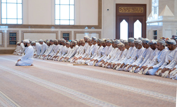 Su Majestad el Sultán realiza la oración del Eid al Fitr en la Mezquita Sayyida Fatima bint Ali — 10/04/2024