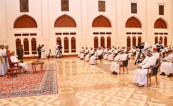 Su Majestad el Sultán se reúne con los jeques de las wilayas de la Gobernación de AL Dakhiliyah y Al Wusta