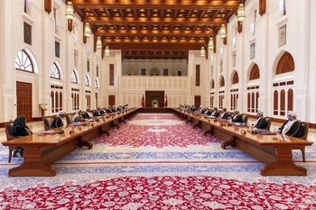 Reunión del Consejo de Ministros en el Fuerte Al Shumookh, en la wilaya de Manah, el 9 de marzo de 2021
