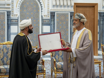 Su Majestad el Sultán concede la Orden Civil de Omán de Segunda Clase al Dr. Mohammed Al Ma‘mari, Ministro de Awqaf y Asuntos Religiosos