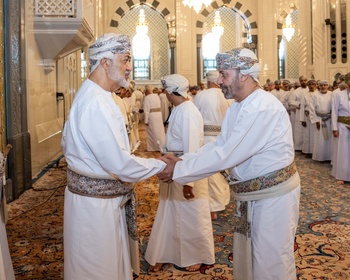 La oración del Eid al Fitr en la Gran Mezquita del Sultán Qaboos, en la Wilaya de Bawshar —31/03/2025