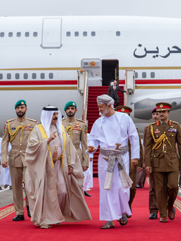 Sa Majesté le Sultan reçoit le Roi du Royaume de Bahreïn