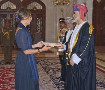 Sa Majesté le Sultan reçoit les lettres de créance de l’ambassadrice de la République italienne