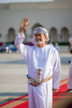 Sa Majesté le Sultan fait ses adieux à son frère, l’Émir de l’État du Koweït