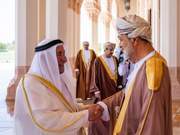 Su Majestad el Sultán recibe al Gobernante del Emirato de Al Sharjah