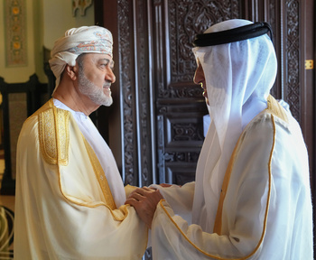 Su Majestad el Sultán recibe a Su Alteza el Gobernante del Emirato de Ras Al Khaimah