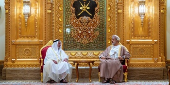 Sa Majesté le Sultan reçoit Son Altesse le Souverain de l’Émirat de Charjah