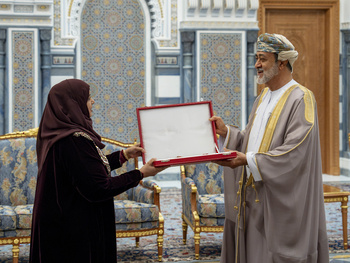 Sa Majesté le Sultan accorde l’Ordre civil d’Oman de deuxième classe à Son Excellence Dr Leila bint Ahmed Al Najjar, ministre du Développement social