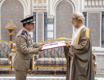 Sa Majesté le Sultan accorde l’Ordre militaire d’Oman de deuxième classe au général Khalifa bin Ali Al Siyabi, assistant de l’Inspecteur général de la Police et des Douanes pour les affaires administratives et financières