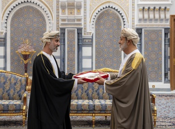Sa Majesté le Sultan décerne l’Ordre de la Fermeté de deuxième classe à Son Excellence Khalid bin Hilal Al Maawali, président du Conseil de la Choura