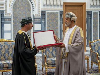 Sa Majesté le Sultan accorde l’Ordre civil d’Oman de deuxième classe à Son Excellence l’ingénieur Salim bin Nasser Al Awfi, ministre de l’Énergie et des Minéraux