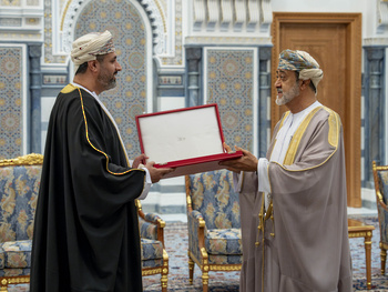 Sa Majesté le Sultan accorde l’Ordre civil d’Oman de deuxième classe à Son Excellence le Dr Mohad bin Saïd Baawain, ministre du Travail