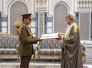 Sa Majesté le Sultan accorde l’Ordre militaire d’Oman de deuxième classe au général d’état-major Sultan bin Mohammed Al Maamari du ministère de la Défense